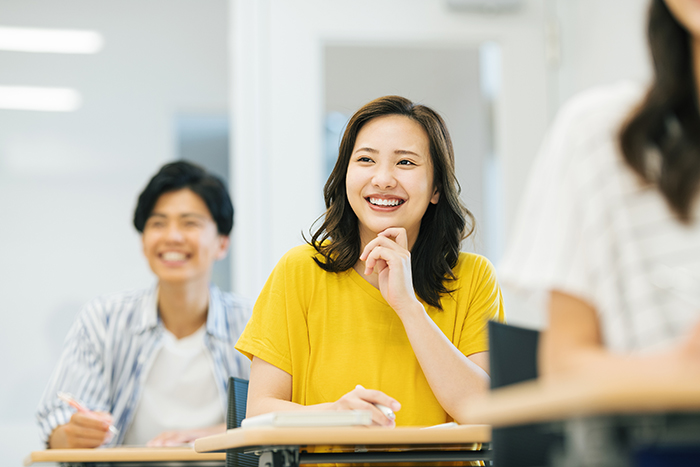 勉強する女性