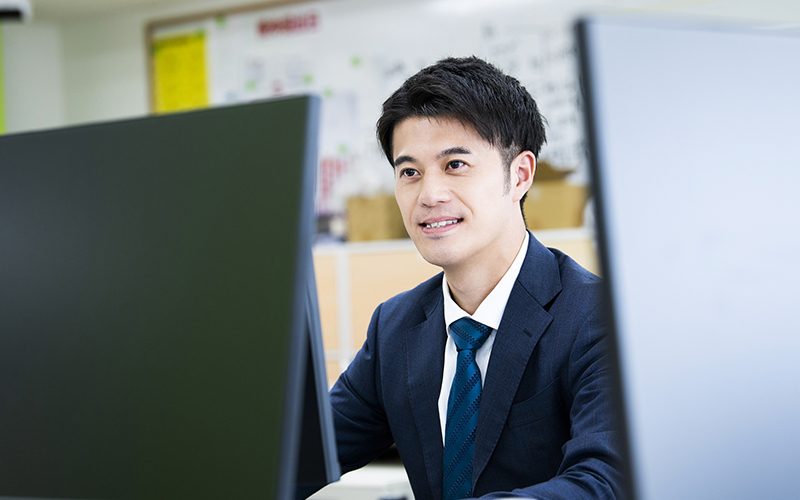 PCを操作する男性