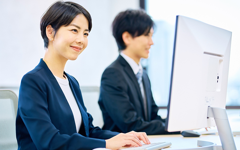 PCを操作する女性