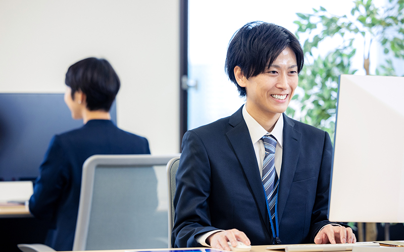 PCを操作する男性