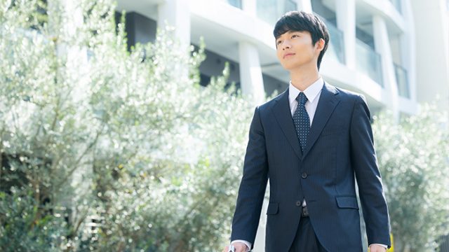 歩くスーツ姿の男性