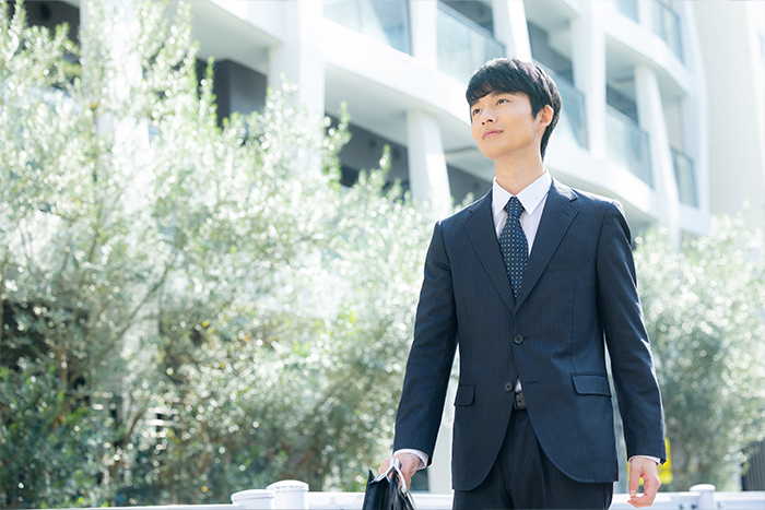 歩くスーツ姿の男性