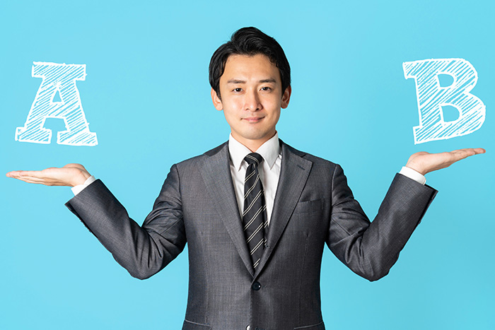 難しい表情の男性