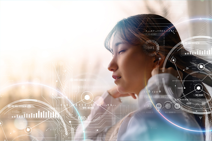 目を閉じて考える女性