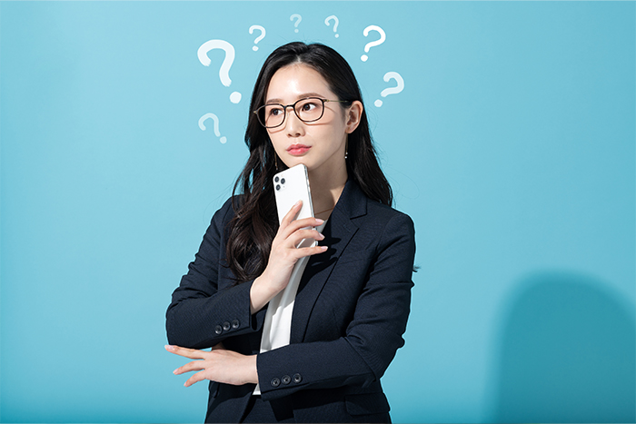 スマホを持つ女性