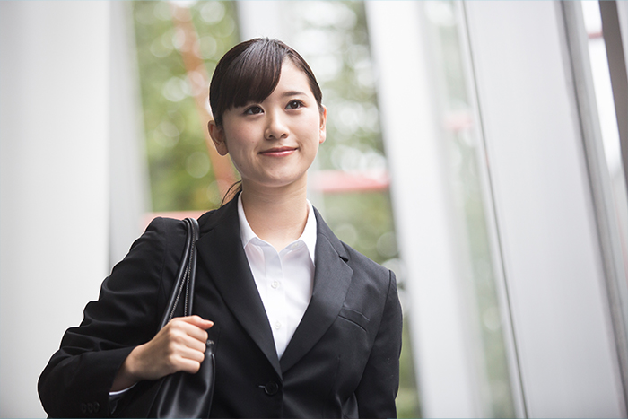 鞄をかける女性