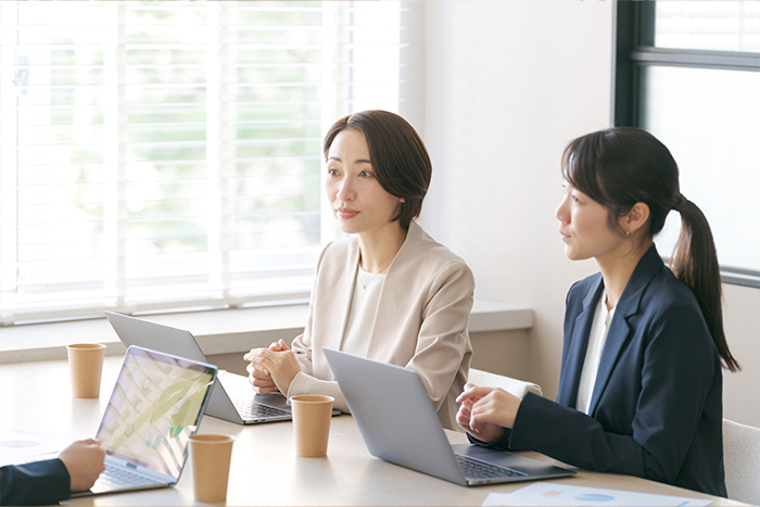 会議に参加する女性