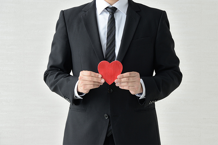ハートを手に持つ男性