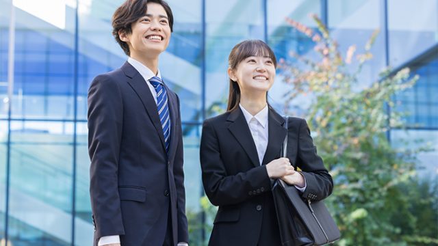 スーツ姿の男女