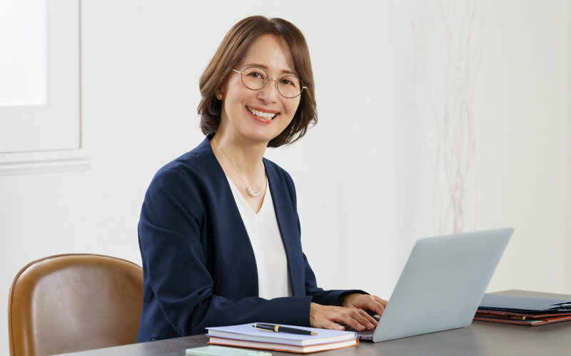 パソコンで仕事をする女性