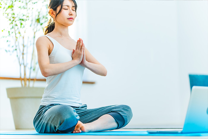 瞑想する女性