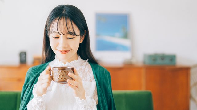 カップを手に持つ女性