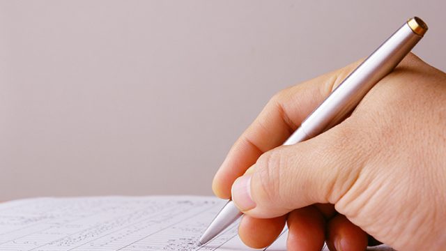 ペンで文字を書く写真