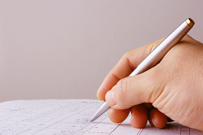 ペンで文字を書く写真