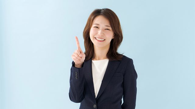 語りかける女性